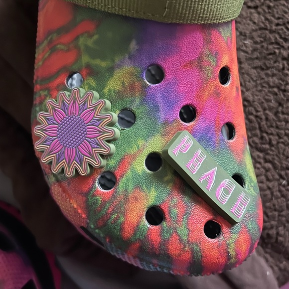 Very cute and rare crocs for the summer.Very comfortable. - Picture 2 of 5